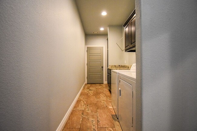 Building Photo - Stunning 4 bedroom, 2.5 bathroom home in Fayetteville!