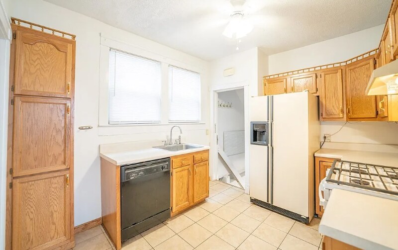 Building Photo - 935 Somerset Dr