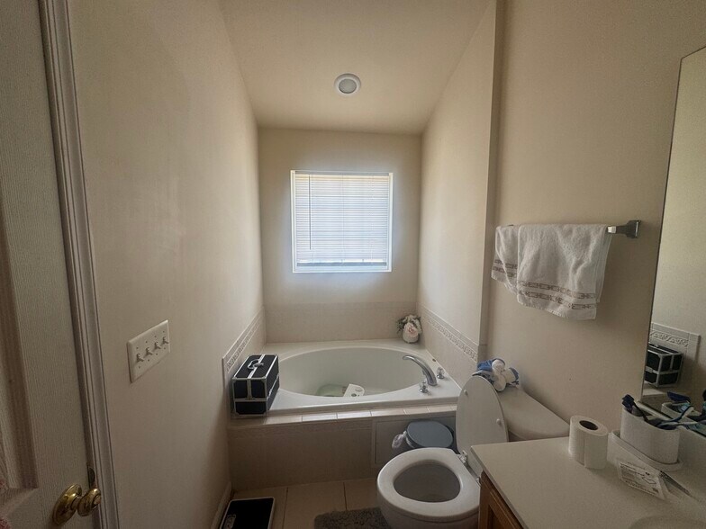 Building Photo - 2112 Lockwood Dr