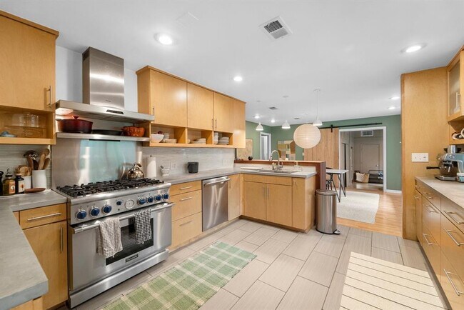 Building Photo - 2402 Rockingham Cir