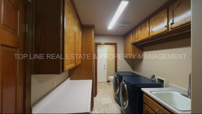 Building Photo - Beautiful Country Custom Home For Rent in Corcoran!