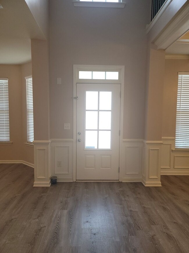 Building Photo - Breathtaking 4 Bedroom Home in Highgrove a...