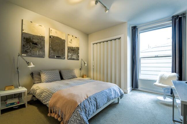 Primary Bedroom with en suite bathroom - 1171 Oak St