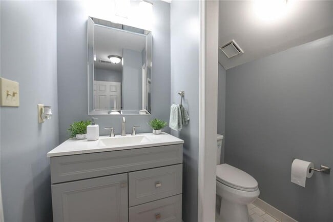Building Photo - 304 Bridle Path