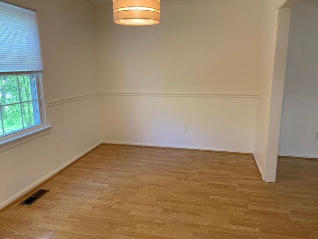 Building Photo - End Townhome In Oak Manor Community