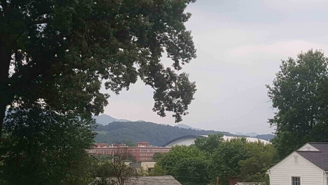 Building Photo - Beautiful Home Close to Downtown and ETSU