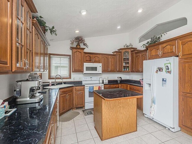 Building Photo - 5 Bedroom, 3 Bath Single Family Home