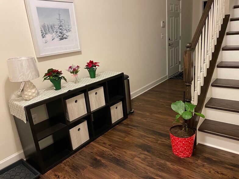 Ground Level Foyer - 6002 Camerons Ferry Dr