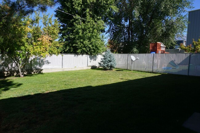 Building Photo - Centrally Located 3 Bedroom Midvale Home