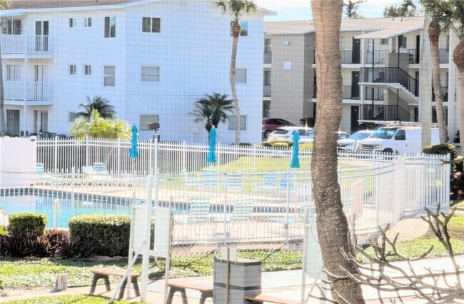 Building Photo - 2328 Canal Dr