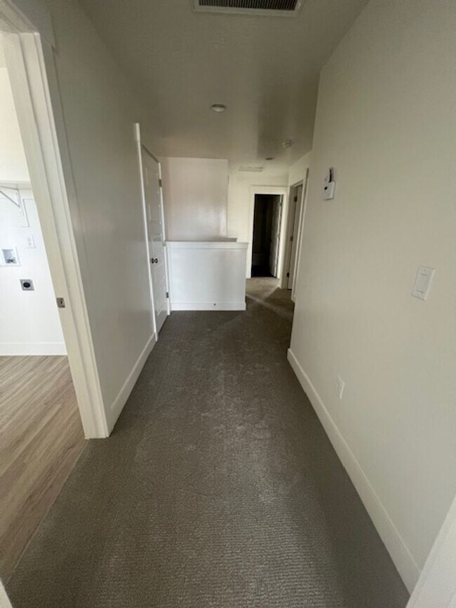 Building Photo - SPACIOUS HOME FOR RENT!