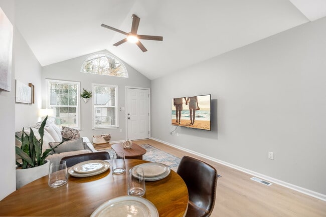 Building Photo - 420 Alpha St