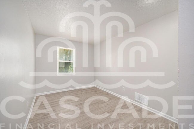 Building Photo - 108 N Chestnut St