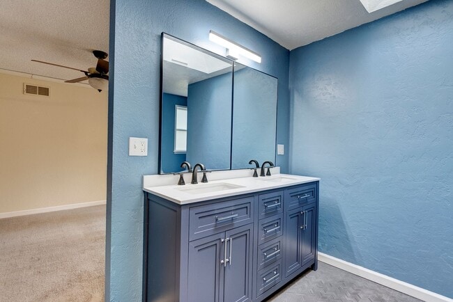 Building Photo - Spacious 3 Bedroom 2 Bath in desirable neighborhood