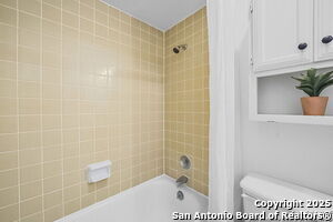 Building Photo - 8702 Village Dr