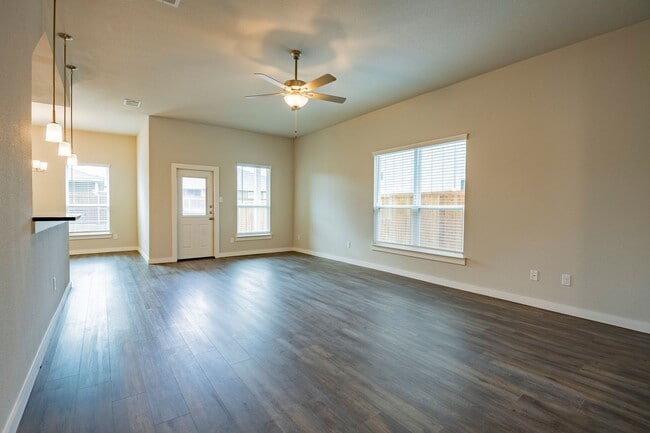 Building Photo - AVAILABLE NOW! GORGEOUS 4 BEDROOM DUPLEX LOCATED IN MIDLOTHIAN ISD!