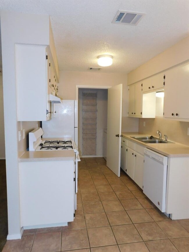 Building Photo - 806 Country Aire Dr