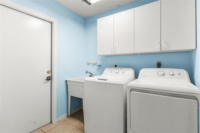 Building Photo - 2041 SE Floresta Dr