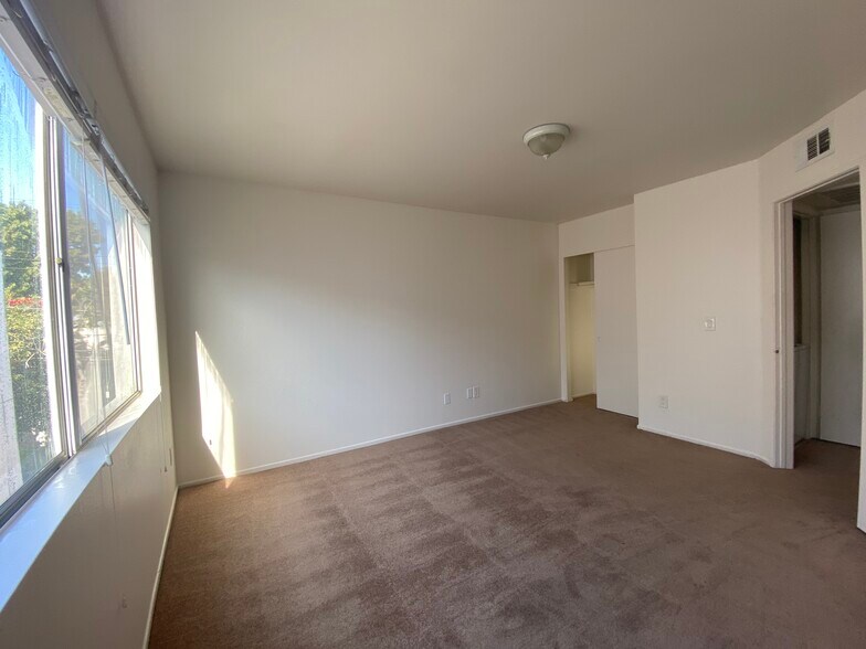 Building Photo - 6139 Fountain Ave