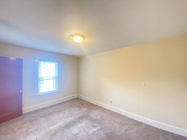 Building Photo - 16 Linwood St