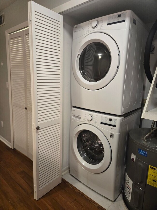 Building Photo - 2BR/2BA just minutes from Shands Hospital ...