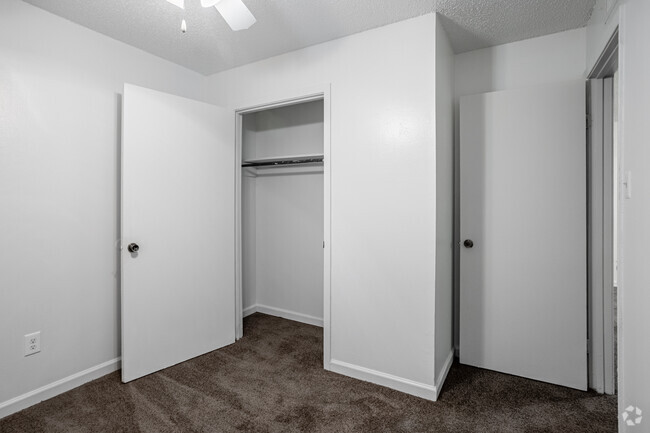 Bedroom - Regency Arms Apartment Homes