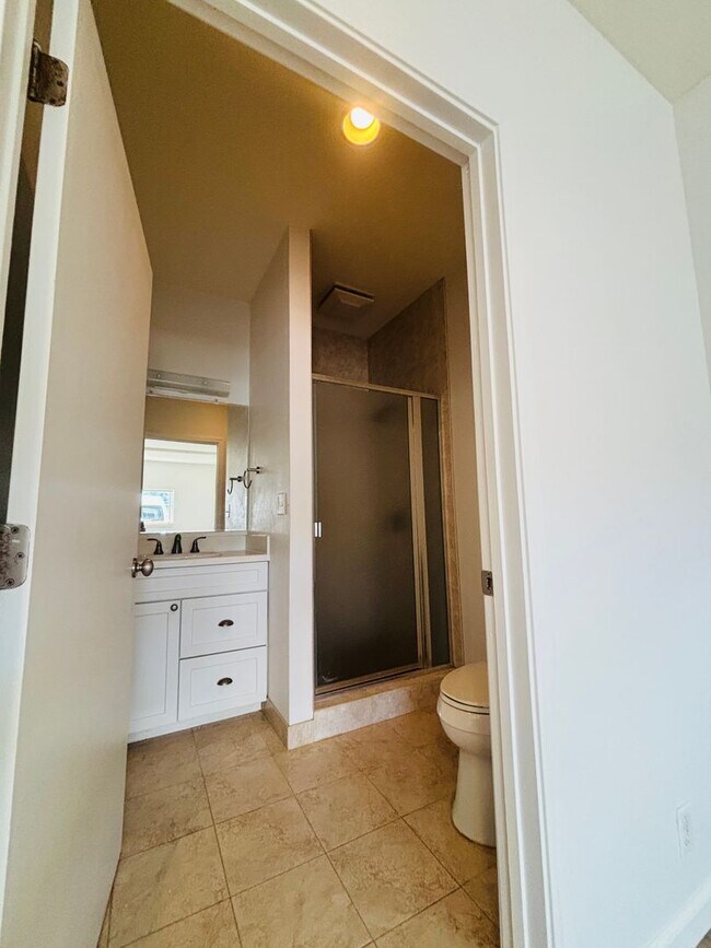 Building Photo - Excellent Studio in Pauoa with Parking