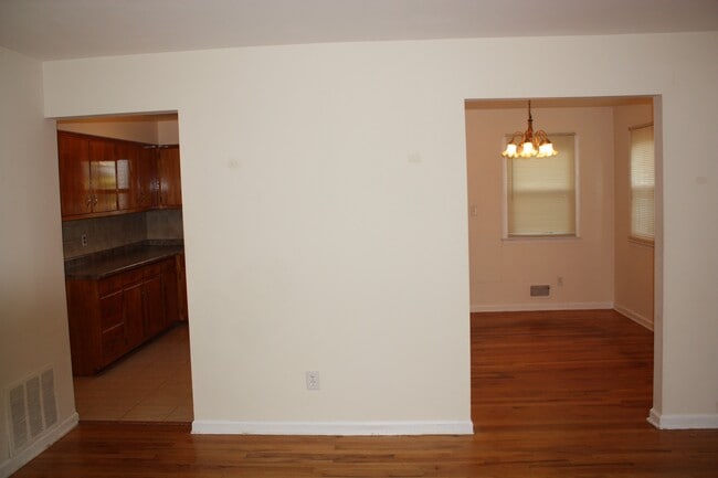 Building Photo - 23 James St