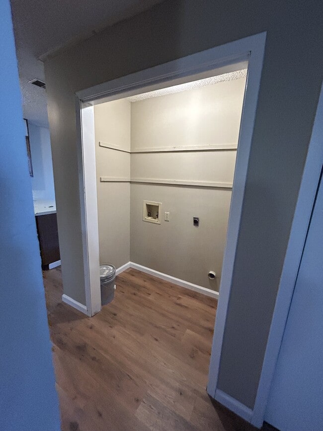 Building Photo - 303 Lake Dr