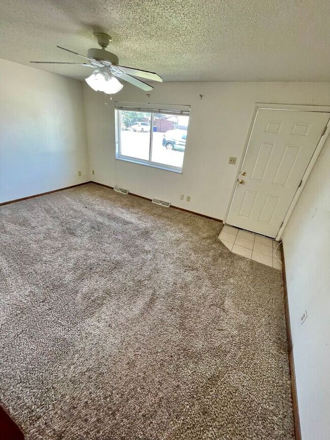 Building Photo - 2 Bedroom, 1 Bath Duplex on Outskirts of Loveland, CO