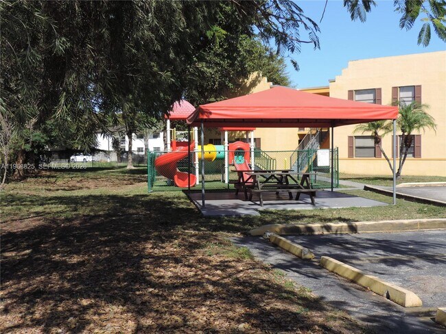 Building Photo - 566 NW 114th Ave