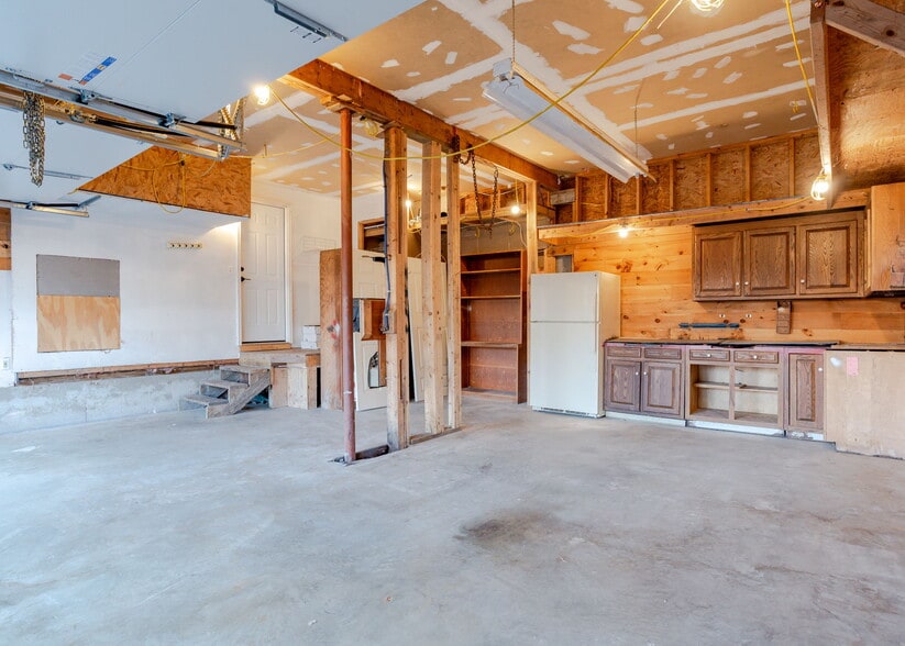 Building Photo - 8 Western Ave