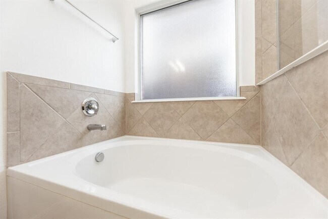 Building Photo - 25951 Ravenside Dr