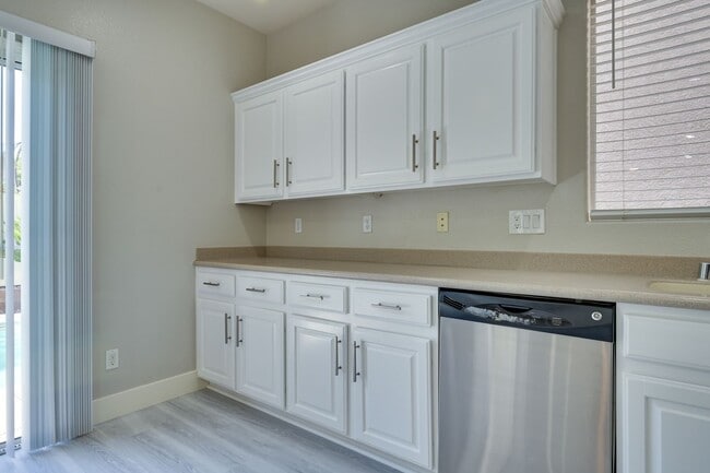 Building Photo - NW!!! 4 bedrooms!!! Pool and Spa!!! All ti...