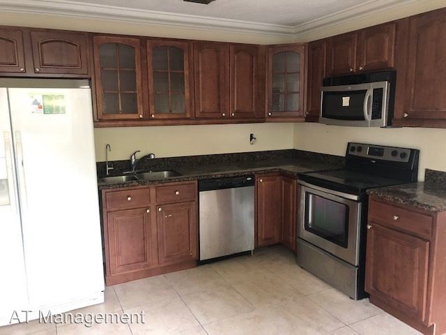 Building Photo - 5 br, 2 bath House - 3801 NW 4 PL