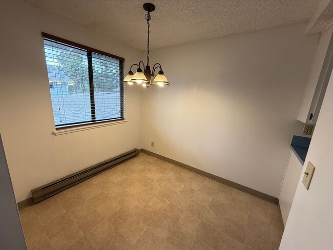 Building Photo - 2 Bed/1 Bath SE Bend Condo with Single Car Garage