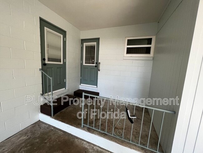 Building Photo - 1220 SE 3rd St