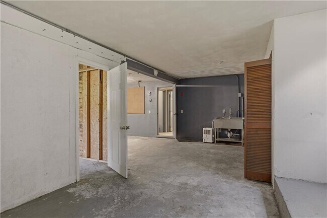 Building Photo - 18 Waterman St