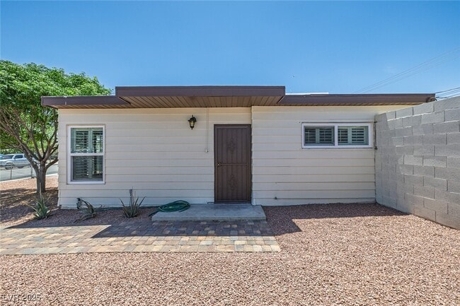 Building Photo - 1720 Eastwood Dr