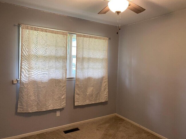 Building Photo - 2030 College Heights Rd