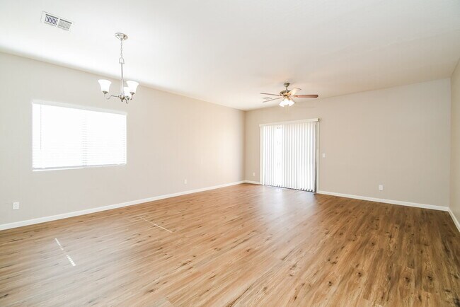 Building Photo - 1103 W Vineyard Rd