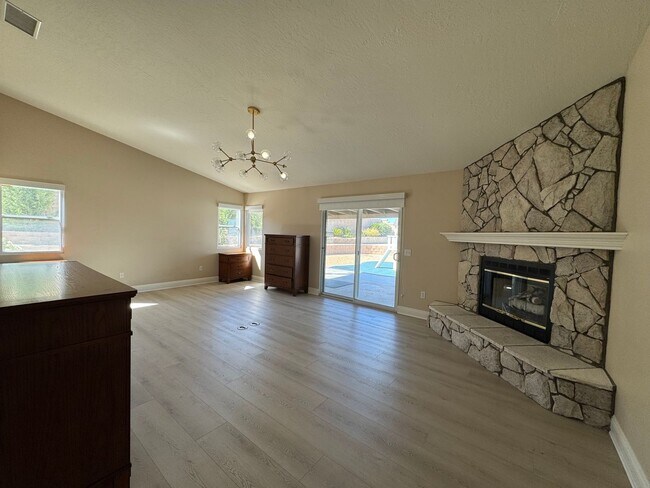 Building Photo - Luxury Skyline Ranch Home with Pool & Stunning Views