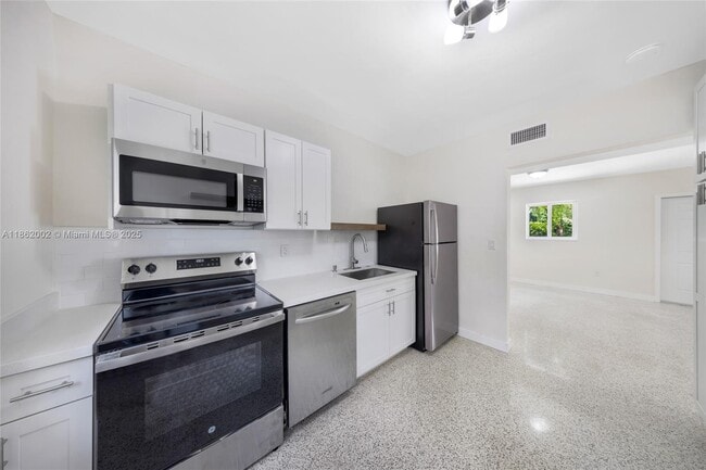 Building Photo - 1096 Raven Ave