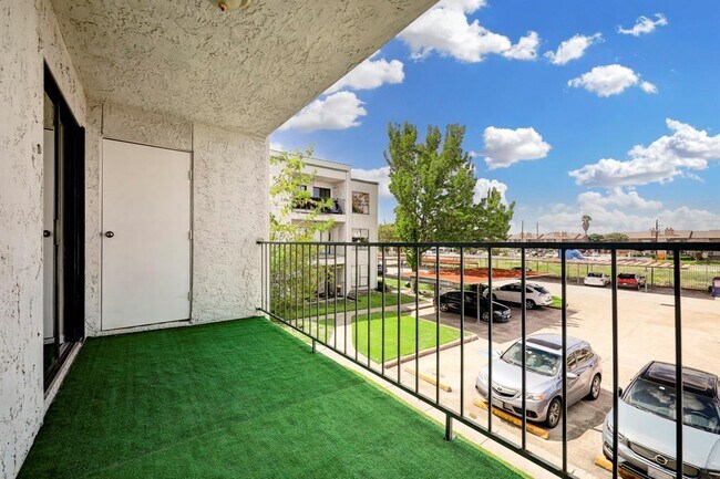 Building Photo - 2830 S Bartell Dr