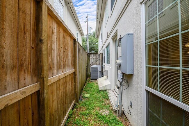 Building Photo - 6714 Montclair Dr