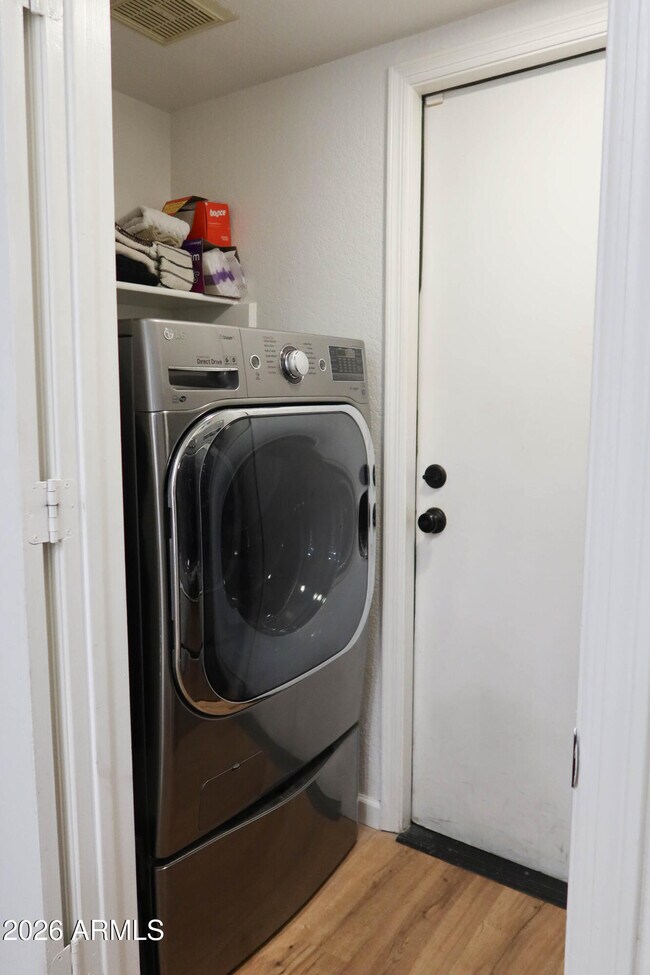 Building Photo - 3113 E Topeka Dr