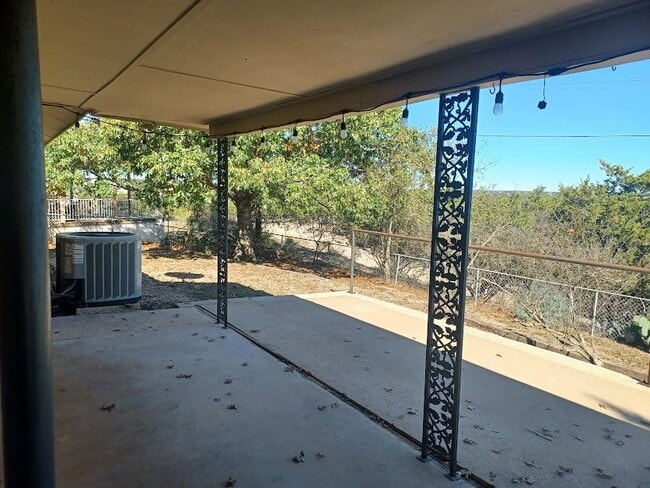 Building Photo - 118 Village Dr