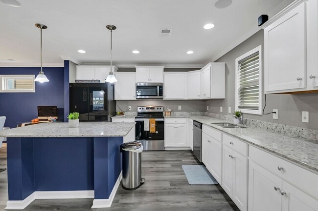 Building Photo - Spacious 5-Bedroom, 3-Bath Home with Modern Features in Elgin!