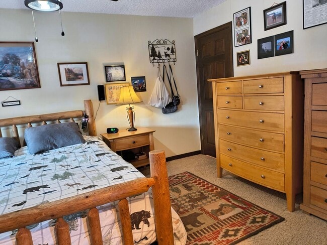 Building Photo - Spacious 4 bed, 2.5 bath with HEATED POOL ...