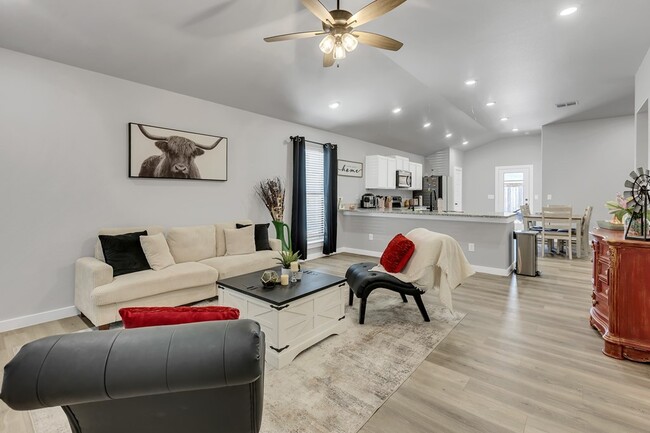 Building Photo - 460 Staghorn Dr